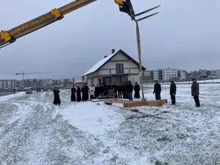 W grudniu na działce postawiony został krzyż