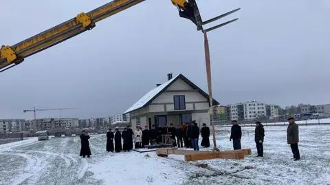 W grudniu na działce postawiony został krzyż