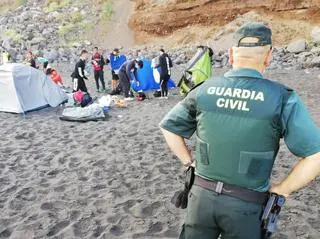 Likwidacja obozowiska na plaży na Teneryfie