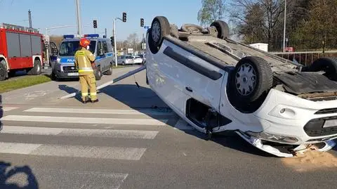 Zderzenie na rondzie Żaba. Jedno auto dachowało