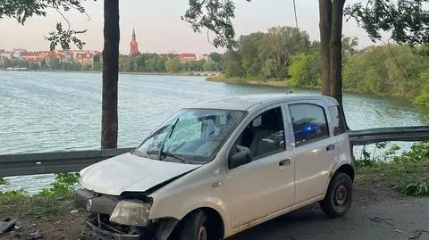 Pijany 73-latek przejechał przez wysepkę dla pieszych i uderzył w barierki