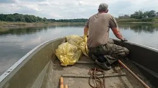 Strażak oczyszcza Odrę 