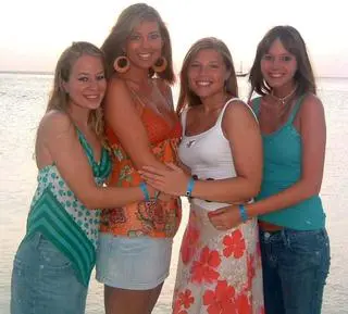 Natalee Holloway (po lewej) ze znajomymi