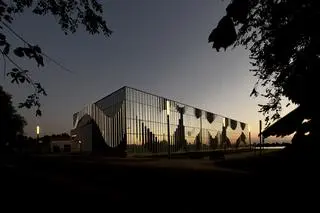 Wystawa mieście się w wybudowanej rok temu nowoczesnej siedzibie Muzeum