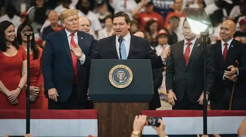 "Lubią DeSantisa, ale kochają Trumpa". Pokazuje to najnowszy sondaż