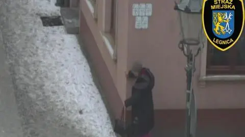 Starszej kobiecie pomogła tylko jedna z osób