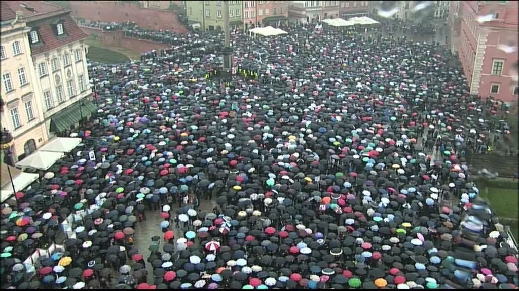 Tłumy na placu Zamkowym. Kulminacja Czarnego Poniedziałku