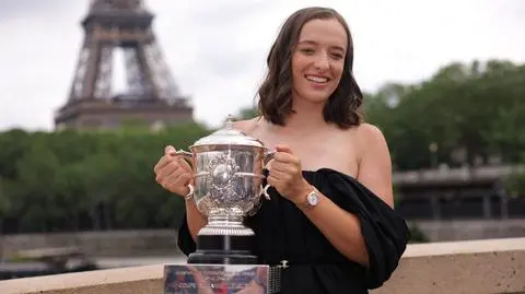 Iga Świątek kisses French Open trophy in front of Eiffel Tower