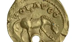 Naśladownictwo barbarzyńskie złotej monety z czasów Galiena (253-268), wybitej ze stempla mennicy kolonialnej w Alexandria Troas, III wiek naszej ery