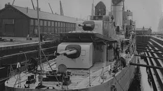 Niszczyciel ORP "Błyskawica" w doku wykończeniowym w Southampton 1937 r
