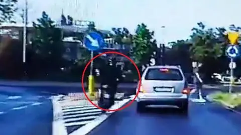Wyprzedzał na pasach przed rondem. Nie wiedział, kto jedzie za nim
