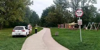 Kierowca jechał ścieżką spacerowo-rowerową nad Rabą w Myślenicach 