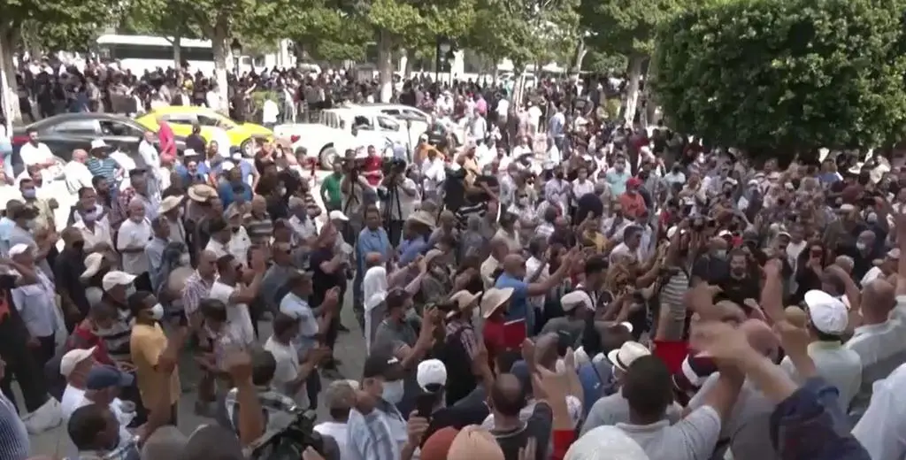 Protesty w Tunezji po zdymisjonowaniu przez prezydenta rządu premiera Hiszama Meszisziego