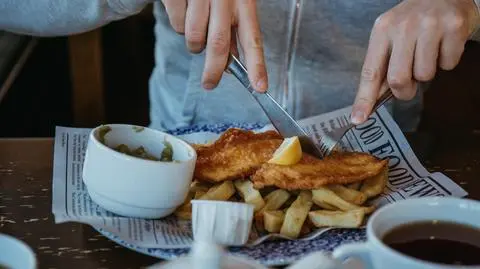 Brytyjskie "fish and chips" ucierpiały wskutek wojny w Ukrainie. Co trzeciej smażalni ryb grozi zamknięcie