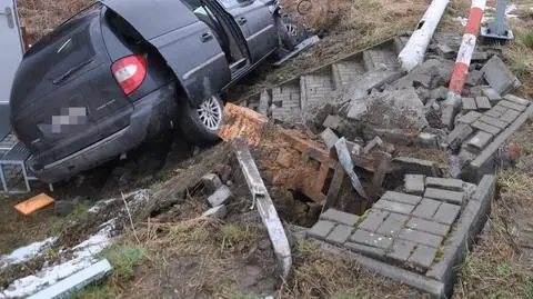 14-latek za kierownicą, ucieczka i rozbite auta oraz rogatka kolejowa