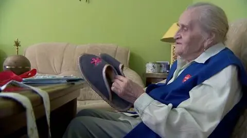 96-letnia pani Janina uszyła fartuszek i kapcie dla WOŚP. Wcześniej robiła maseczki dla medyków