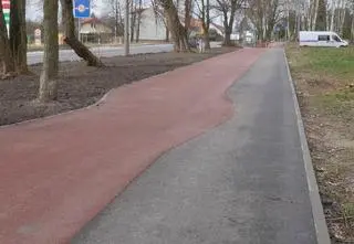 Po tej ścieżce rowerzyści jadą "wężykiem"