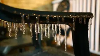 IMGW ostrzega przed ślizgawicą i śnieżycami