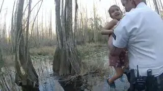 Funkcjonariusze pomogli jej wydostać się z lasu