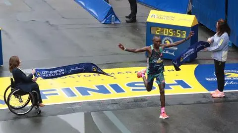 Kenijczycy podbili deszczowy maraton w Bostonie