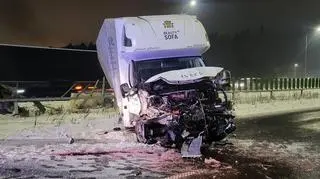 Ciężarówka wpadła w poślizg na drodze S3 koło Polkowic