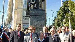 Zebrani goście podczas uroczystego odsłoniecia pomnika Hipolita Cegielskiego w 2009 roku