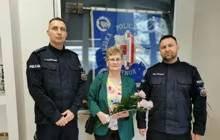 Kobieta znalazła dużą sumę pieniędzy na chodniku i odniosła ją na komendę policji