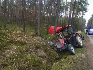 Wjechał ciągnikiem do rowu, pojazd przygniótł pasażera, mężczyzna nie przeżył 