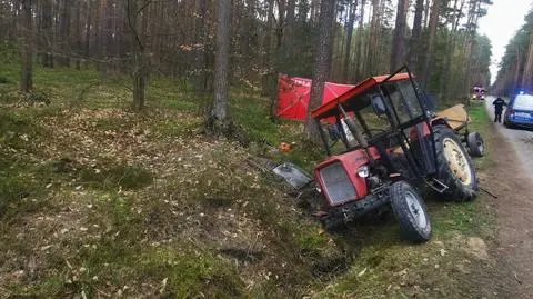 Wjechał ciągnikiem do rowu, pojazd przygniótł pasażera, mężczyzna nie przeżył 