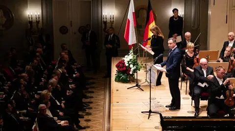 Najpierw Konstytucja! potem Andrzej Duda!. Prezydent czekał aż sala ucichnie