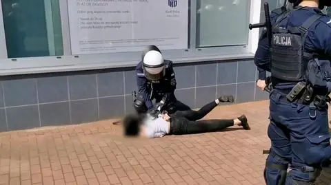 Policjant skuł protestującą w kajdanki