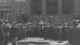 Rabin Baruch Steinberg, szef Głównego Urzędu Duszpasterskiego Mojżeszowego , apel poległych przed Wielką Synagogą przy placu Tłomackie 7, 1933