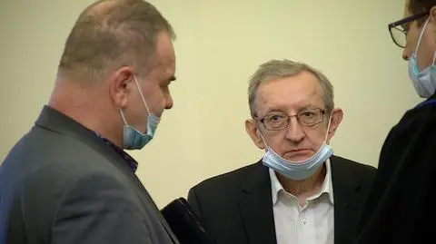 Józef Pinior na korytarzu sądowym