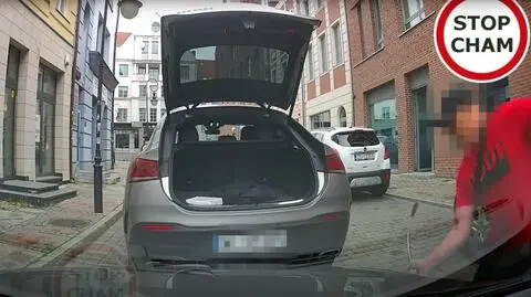 Kijem golfowym rozbił reflektor samochodu