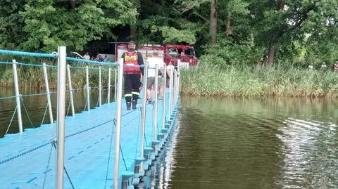 Urwał się most prowadzący do głównej atrakcji gminy. Jego rolę musi przejąć prom