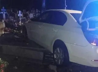 24-latek wjechał autem w ogrodzenie cmentarza uszkadzając nagrobki