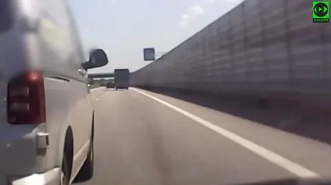 Niebezpieczne manewry na autostradzie. "Wyprzedzał mnie na grubość lakieru"