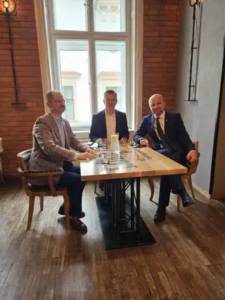 "Polityczna kawa" Jacka Strojnego z Władysławem Szumnym (z lewej) i Konradem Fijołkiem 
