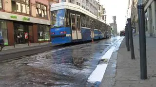 Śliska substancja zablokowała pas Krupniczej