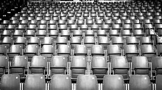 Na trybunach znajdują się miejsca siedzące dla 4200 osób, a w razie potrzeby na parkiecie możliwe jest dostawienie miejsc dla niemal 1500 osób