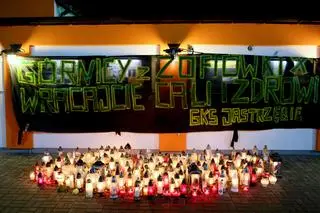 Znicze przed kopalnią Zofiówka