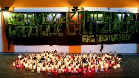 Znicze przed kopalnią Zofiówka
