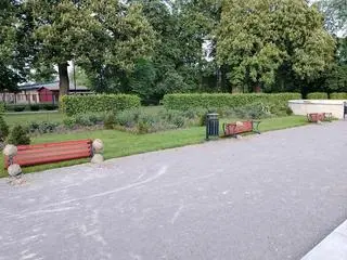 Ławki zostały wyrwane i przewrócone 