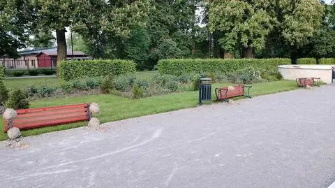 Ławki zostały wyrwane i przewrócone 