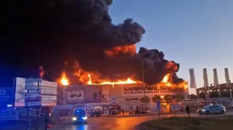 Pożar w centrum handlowym przy ulicy Marywilskiej na warszawskiej Białołęce