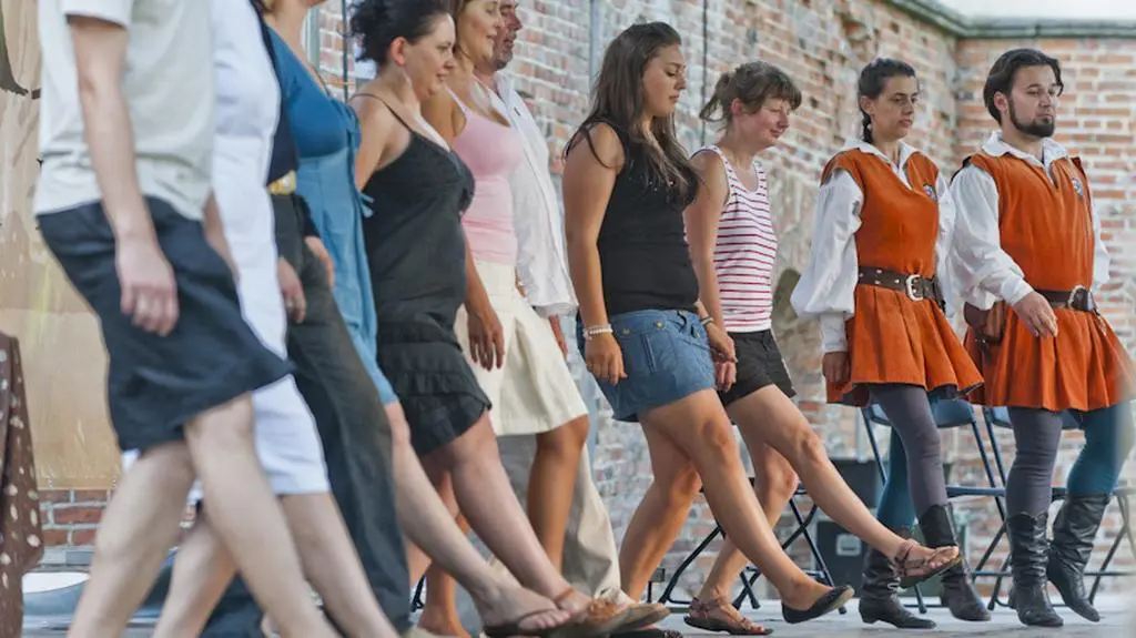 Zespoły tańca dawnego z całej Polski biorą w warsztatach organizowanych we Wrocławiu w ramach 9. Międzynarodowego Festiwalu Tańca Dawnego Pawana.