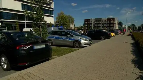 Kierowca zaczął uciekać, o mało nie potrącił przechodnia z dzieckiem. Policja publikuje zdjęcie poszukiwanego