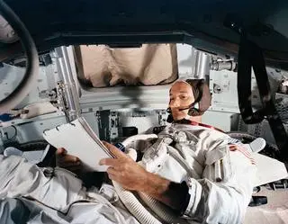 Michael Collins w module dowodzenia Apollo 11, 19 czerwca 1969 roku