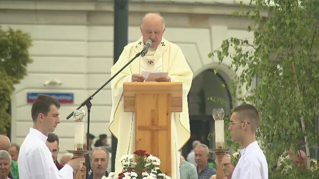 Kard. Kazimierz Nycz podczas procesji Bożego Ciała w Warszawie