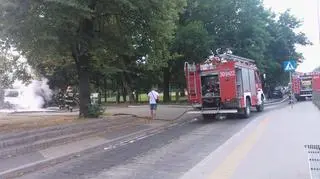 Strażący gasili płonący samochód